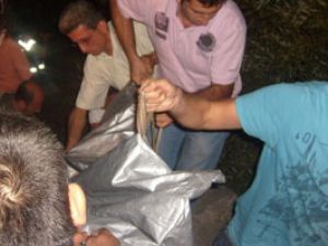 Motosiklet şarampole uçtu;2 ölü