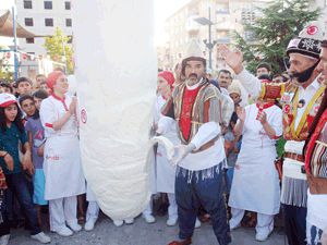 2,5 tonluk dondurma bir saat havada durdu