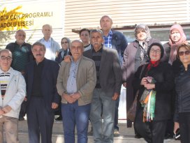Lise arkadaşları 40 yıl sonra okulda buluştu