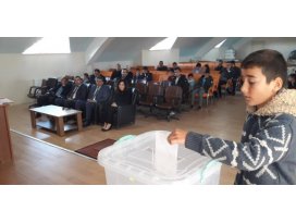 Kulu’da öğrenciler meclis başkanını seçti