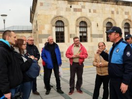 Büyükşehir Turizm Zabıtası ziyaretçilere rehberlik ediyor