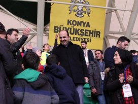 Başkan Altay Konyaspor maçında özel öğrencilerle buluştu