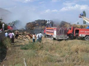 Konyada 200 ton saman balyası yandı