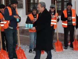 Başkan Akkaya, kar temizliği yapan personele salep dağıttı