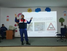 Jandarmadan ilkokul öğrencilere trafik semineri