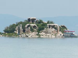 Kızkalesi Adası, turizme kazandırılacağı günü bekliyor.