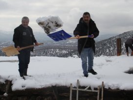 Dağ köylerinde toprak damlarda kar mesaisi