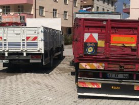 İkiz plakalı kamyonetler yan yana yakalandı