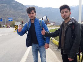 Otostopla Türkiyeyi geziyorlar