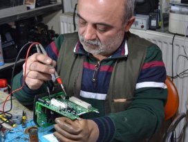 Fotoğraf makinelerini 12 yıldır tek eliyle tamir ediyor