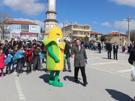 Öğrenciler, geri dönüşüme dikkat çekmek için çöp topladı