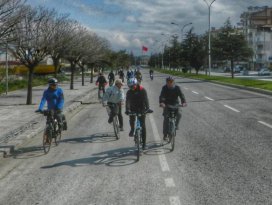 Beyşehir’de bisikletseverler çocuklar için pedal çevirdi