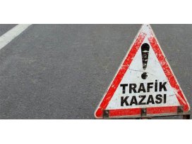 Konyada otomobil kamyona çarptı