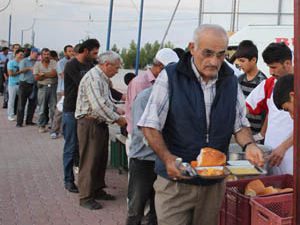 Göl kıyısında iftar açıyorlar