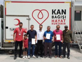 Kızılaydan düzenli kan bağışçılarına madalya