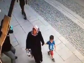 Duvardan dökülen mermerden son anda kurtuldular