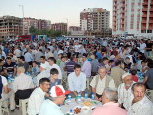 4 mahalle iftar yemeğinde bir arada