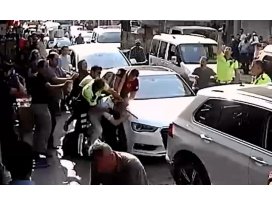 Park cezası yazmak isteyen polis ile esnaf arasında arbedesi