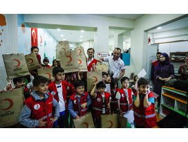 Türk Kızılayı bayram öncesi çocukları sevindirdi