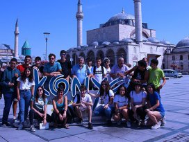 Yabancı gençler güvenli internet kullanımı için Konyada