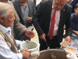 Kızılay aşure dağıttı