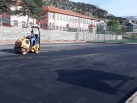 Derebucak Belediyesi okul bahçelerini asfaltla kaplıyor