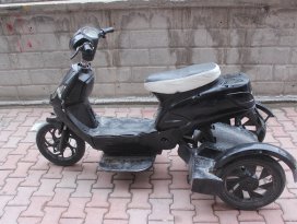 Yürüme engelli vatandaşın elektrikli bisikletini kırdılar