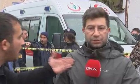 Canlı yayında muhabire tekme tokat saldırdılar
