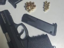 Konyada otomobilin torpido gözünde 3 tabanca ele geçirildi