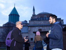 Gençler turistlerle konuşarak yabancı dillerini geliştiriyor