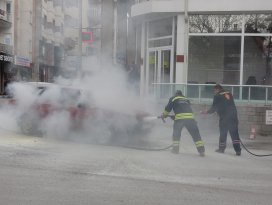 Seyir halindeki otomobilde çıkan yangın söndürüldü