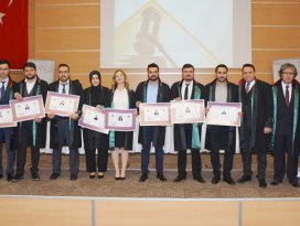 Avukat adayları ruhsatlarını aldı