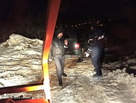 Karda araçlarıyla mahsur kalan 2 vatandaş kurtarıldı