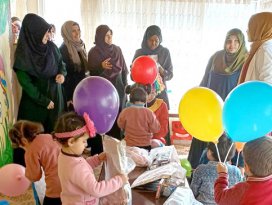 Uluslararası öğrenciler mülteci çocukları sevindirdi
