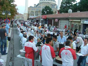 Kuluda bin 100 kişi iftarda buluştu