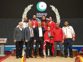 Milli halterci Şaziye Erdoğan, Özbekistanda şampiyon oldu