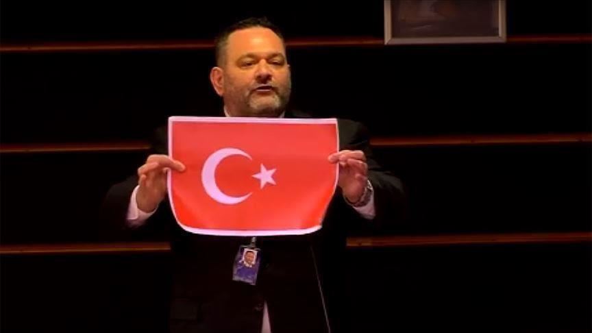 APden Türk bayrağını yırtan ırkçı Yunan vekile ceza