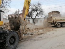 Ereğli Belediyesi metruk binaları yıkıyor