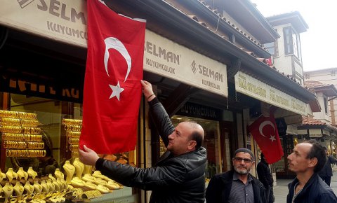 Konyada ev ve iş yerleri bayraklarla donatıldı