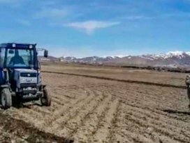 Yaşlı adamın tarlasını güvenlik korucuları sürdü