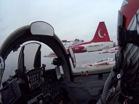 Türk Yıldızlarından gökyüzünden sosyal mesafeyi koruyalım çağrısı