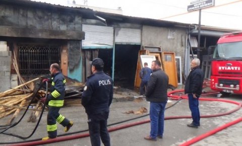 Elektrik kontağından çıkan yangında 2 iş yeri ve 1 depo zarar gördü