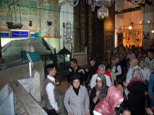 Konya Mevlana Müzesine akın etti