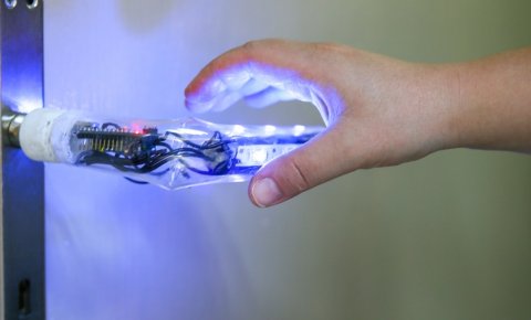 Öğretmenler kendini dezenfekte eden akıllı kapı kolu tasarladı