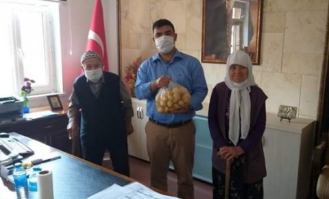 Konyalı yaşlı çiftten kaymakama patates hediyesi