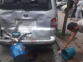 Motosiklet park halindeki panelvan araca çarptı: 2 yaralı