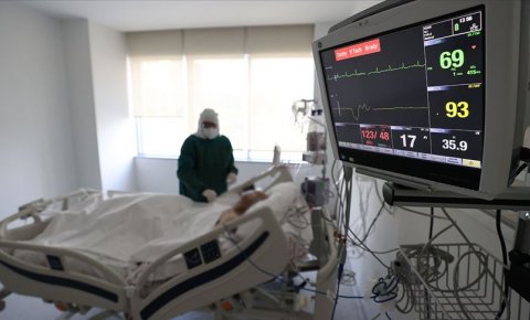 Türkiyede Kovid-19 aktif vaka ve ağır hasta sayısı artıyor