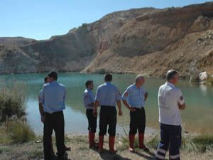 Fotoğraf çektirmek istediler gölete düştüler