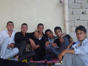 3 arkadaştan geriye fotoğrafları kaldı