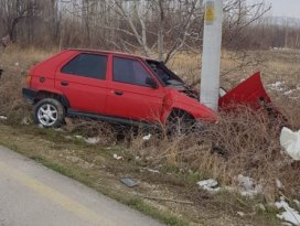 Konyada direğe çarpan otomobilin sürücüsü yaralandı